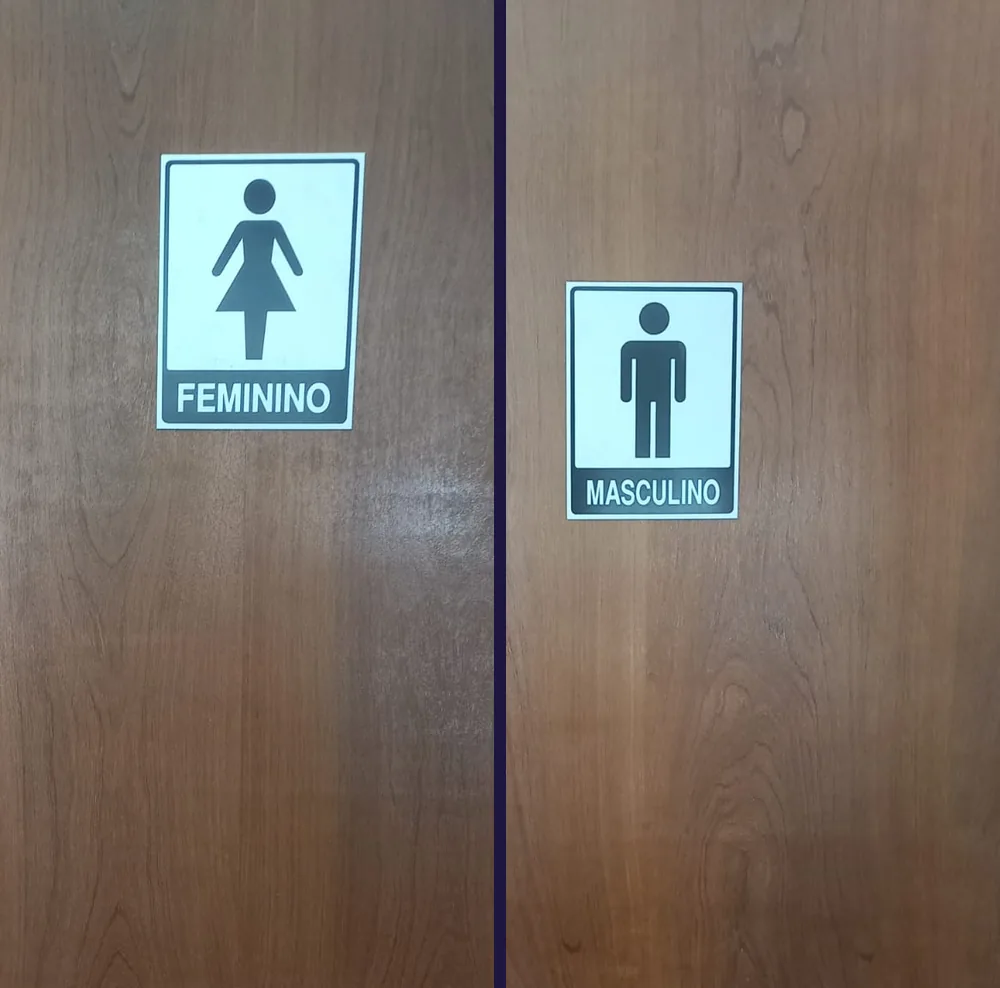 Portas dos banheiros feminino e masculino