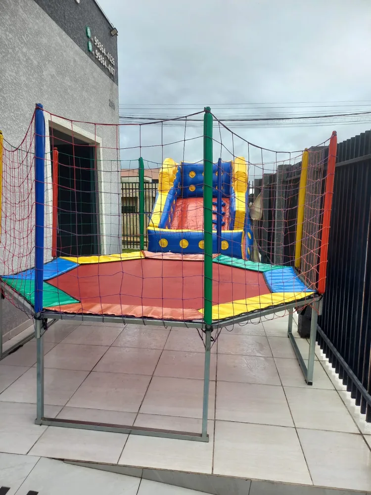 Cama elástica com rede de proteção na área externa