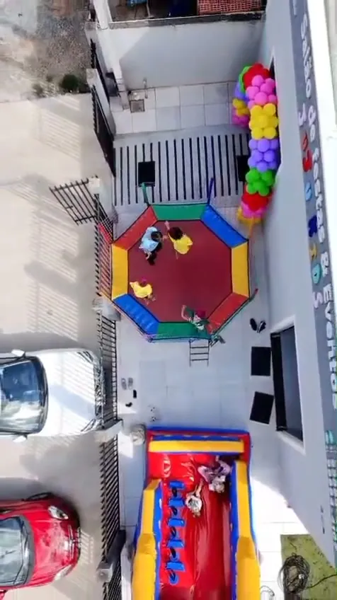 Vista de cima do escorrega inflável e da cama elástica
