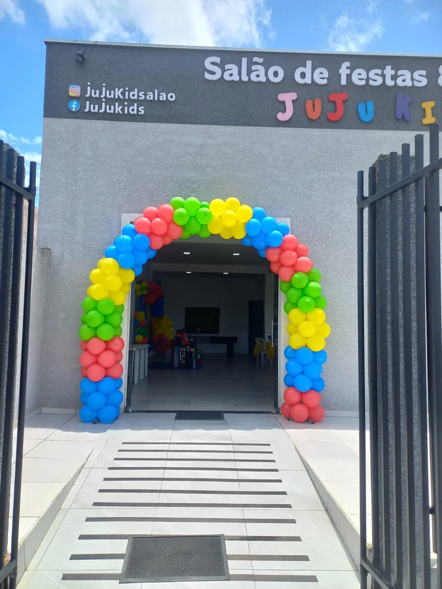 Entrada do salão com arco de balões colorido